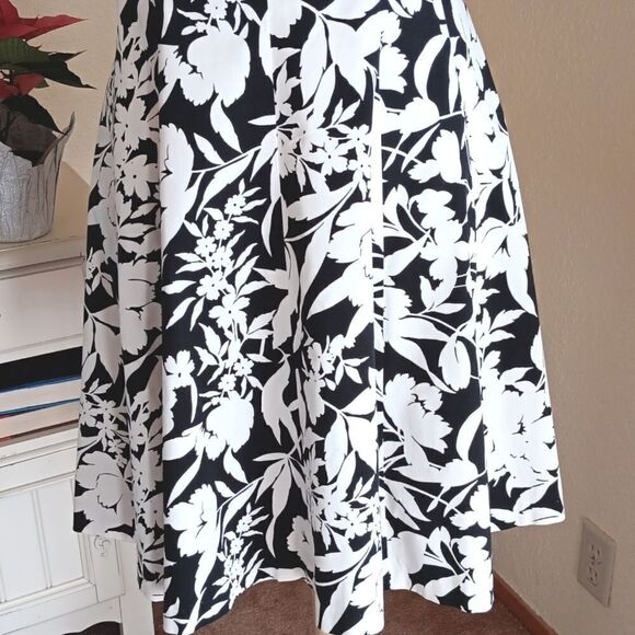 R & M Richards Black and White Dress - Picture 3 of 12